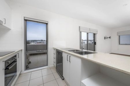 Sunny Top-Floor Apartment with Stunning Brindabella & Stromlo Views - Photo 4