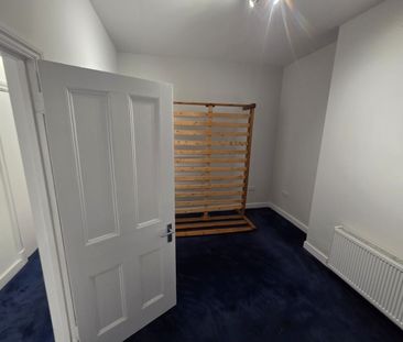 2 Bed Flat, Riggindale Road, SW16 - Photo 2