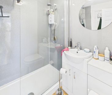 Burdock Close, Lightwater, Surrey, GU18 - Photo 3