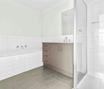 Spacious Family Living Opposite Parkland in Wyndham Green Estate!! - Photo 6