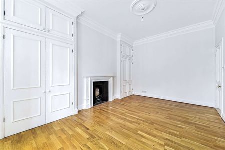 A stunning newly refurbished lateral two bedroom flat - Photo 5
