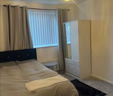 Room in a Shared House, Stockport Road, M12 - Photo 2