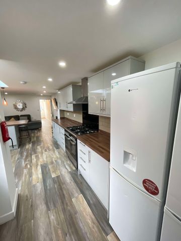 Mowbray Street Room 5 - Photo 3