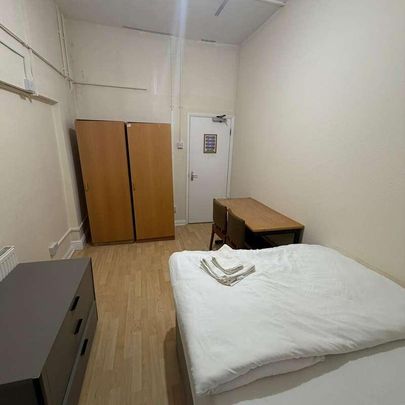 Bath Road, Hounslow, TW3 - Photo 1
