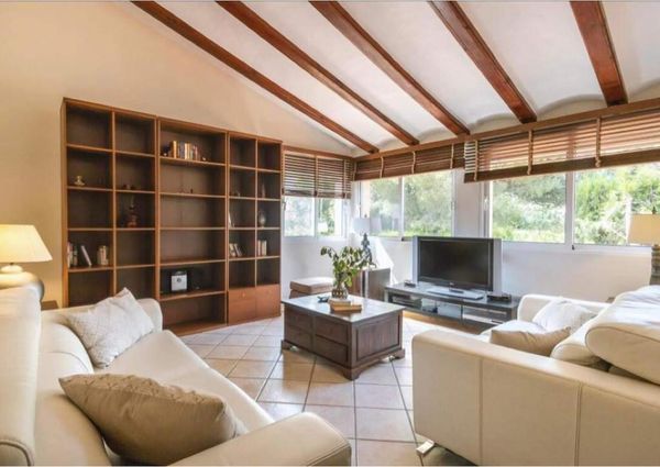 WINTER RENTAL. Spacious renovated villa with pool and 5 bedrooms for rent in Javea