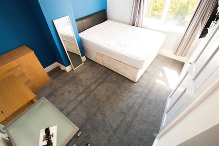 4 bedroom semi-detached house to rent - Photo 2