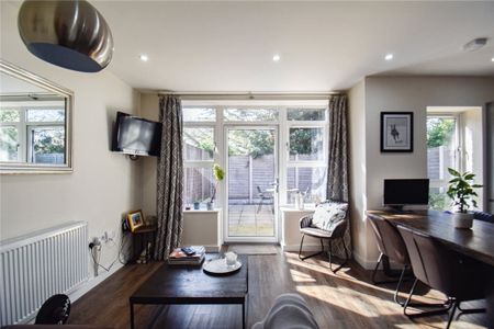 Beautifully presented 1 bedroom apartment at this bespoke development in Cambridge within walking distance of the Railway Station, City Centre and Addenbrookes Hospital. GCH. Allocated parking. Unfurnished. - Photo 2