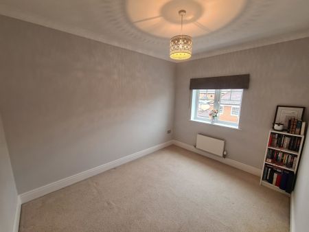 4 Bedroom Semi-Detached House - Photo 2
