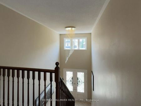 Detached Home For Lease | N9246351 - Photo 3