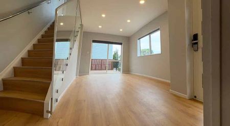 Modern design 4 bedroom house with outdoor decking - Photo 2