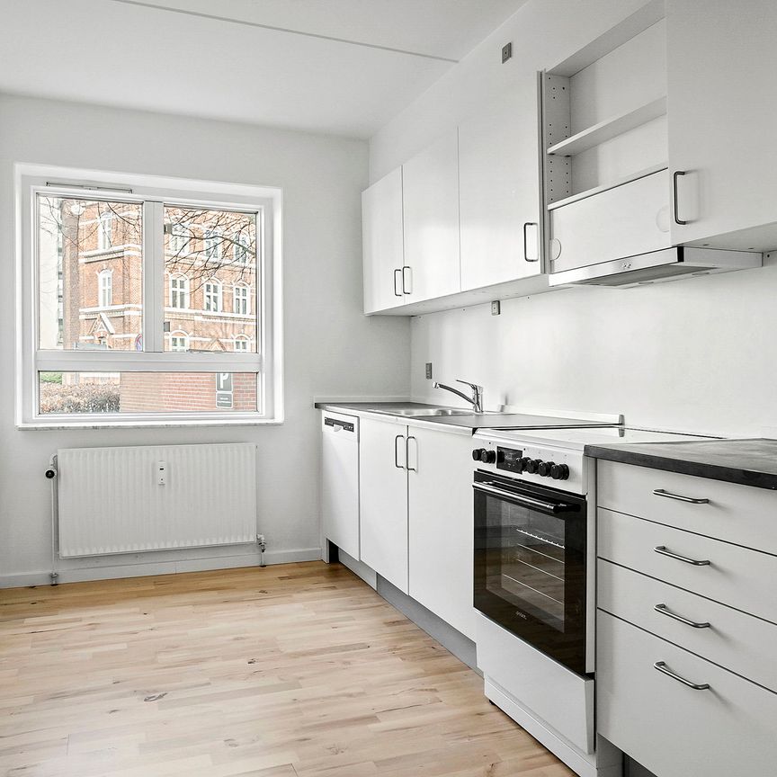 Central beliggenhed med parkering og gårdmiljø - Photo 1