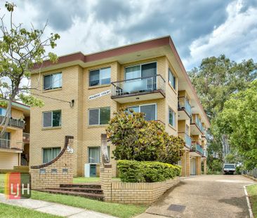 FRESHLY UPDATED & AIR CONDITIONED TWO BEDROOM UNIT ! - Photo 4