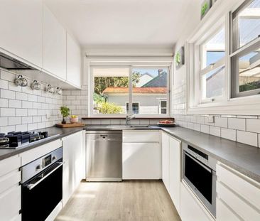 Expansive Period Home Opposite Alexandria Park – Space, Style & Cha... - Photo 5