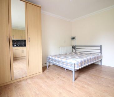 Sparrow Farm Drive, Feltham - Photo 1