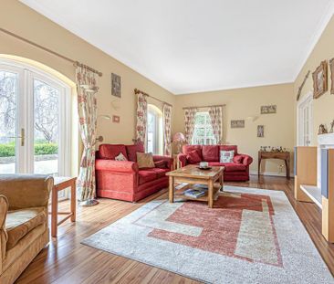 6 bedroom detached bungalow to rent - Photo 1