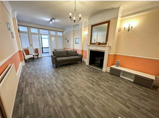 1 bedroom in a house share to rent - Photo 1