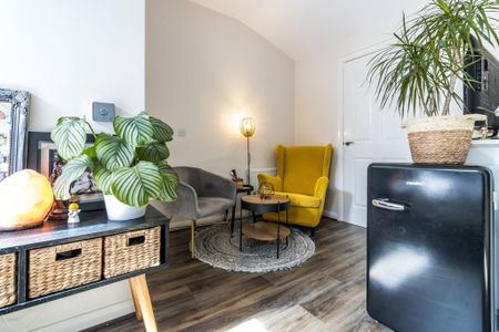 3 bedroom end of terrace house to rent - Photo 2