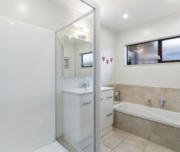 Perfect for Families or Professionals Seeking Modern Comfort 3 bedr... - Photo 4