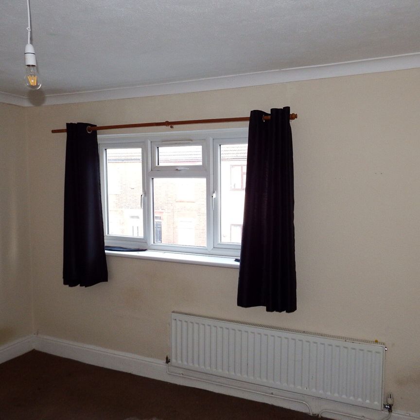 3 bed terraced house to rent in Palgrave Road, Great Yarmouth, Norfolk - Photo 1