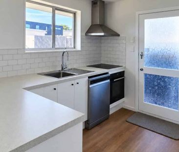 Freshly Renovated Coastal Living on Marine Parade - Fully Furnished - Photo 4