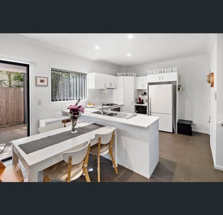 Beautiful Executive Townhouse high on the hill - Photo 4