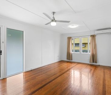 GREAT HOME ON SPACIOUS BLOCK! - Photo 3