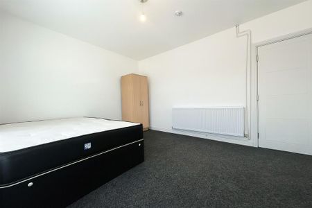 1 bedroom in a flat share to rent - Photo 2