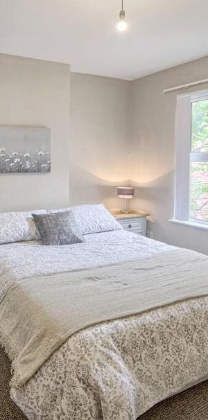 Room 2, 157 University Street, Belfast, BT7 1HR - Photo 2