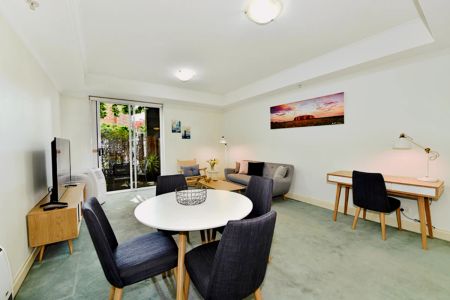 Cool 1-bedroom apartment near Carlton Gardens - Photo 3
