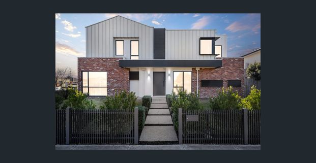 Spacious living in great location! - Photo 1