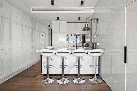 IMPRESSIVE INDUSTRIAL APARTMENT DIRECTLY OPPOSITE ALBERT PARK LAKE! + Furnished - Photo 5