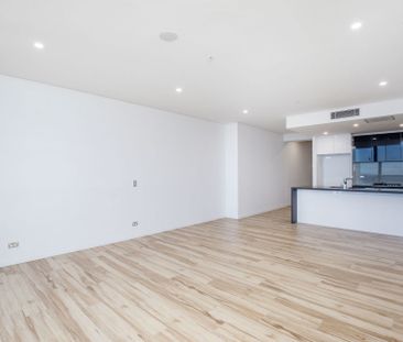 Live the Luxury High Life – Level 50 (Top Floor) Apartment with Stu... - Photo 1