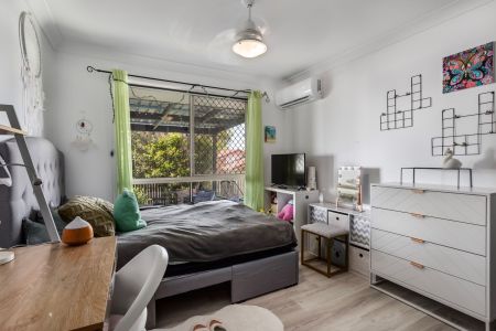 Beautifully Renovated 4-Bedroom Family Oasis in Peaceful Cul-de-Sac - Photo 3