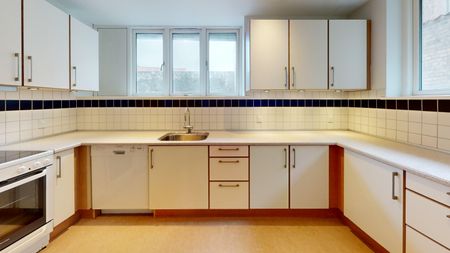 <b>Herskabelig 2-værelses lejlighed med central placering</b><br> - Photo 2