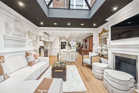 Charming three bedroom home in the secure, gated development, featuring stylish finishes and off street parking. Ideally located right next to Chelsea Stadium - Photo 3