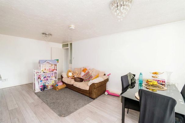 3 bedroom flat to rent - Photo 1