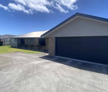 Modern Family Living in Glen Avon - Photo 5