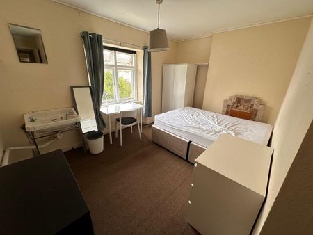 4 bedroom flat to rent - Photo 5