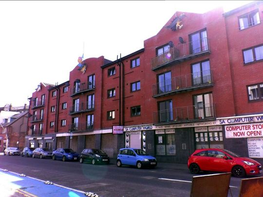 Flat to rent on - Photo 1