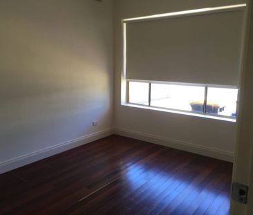 SOLD BRICK 3 BRM HOME IN POPULAR LOCATION - 6 MONTH LEASE ONLY - Photo 2