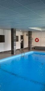 SUPERBE 4 1/2 en coin rénové avec goût! Piscines, gym, internet compris! - Photo 4