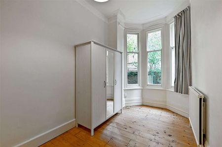 A spacious three bedroom apartment - Photo 3