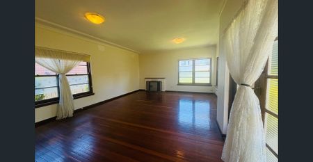 Beautifully Family Home Set In Prime Location, Offering Both Comfort And Convenience - Photo 2