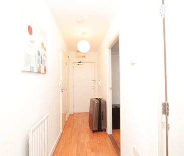 Room in a Shared Flat, Barchester Street, E14 - Photo 3