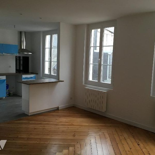 A LOUER UN APPARTEMENT, centre ville, proximité place des Carmes, ds un immeuble donnant sur co... - Photo 1