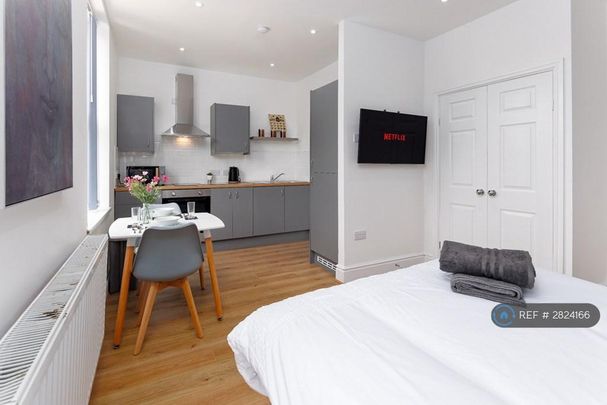 1 bedroom in a house share to rent - Photo 1