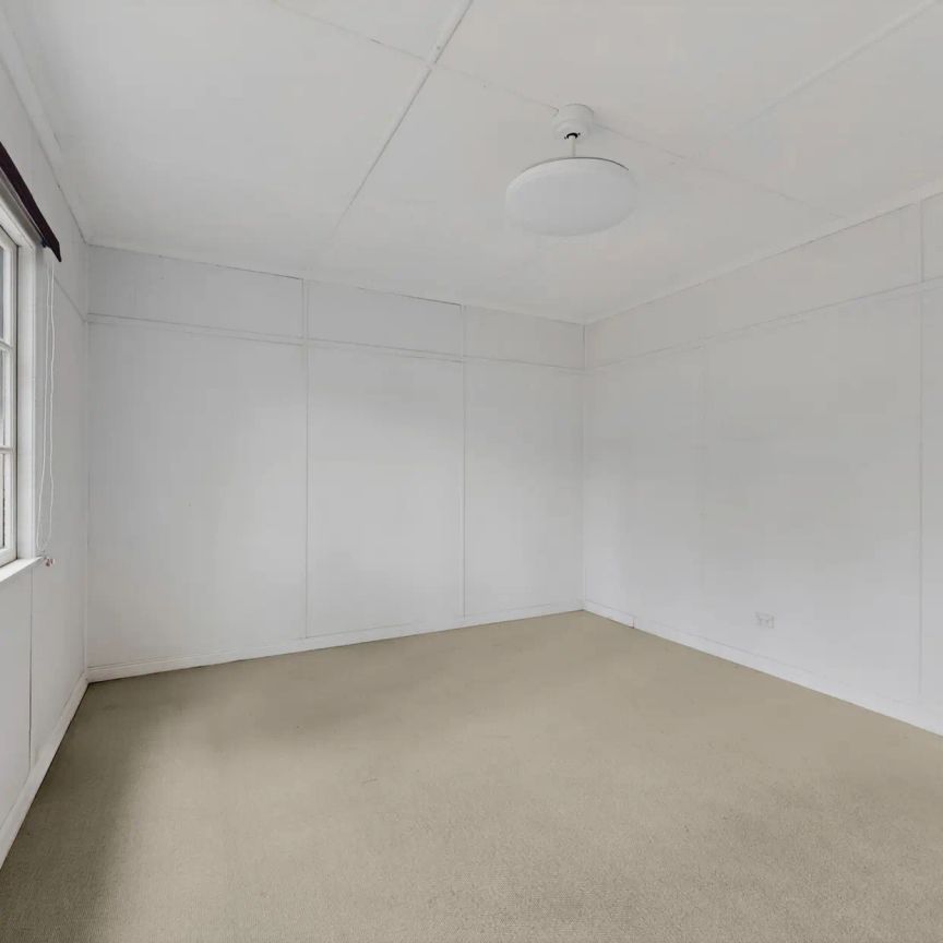 Charming 3 bedroom post war home with suburban living at your finger tips - Photo 1