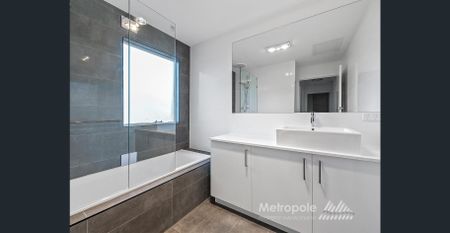 SPACIOUS THREE BEDROOM APARTMENT - Photo 2