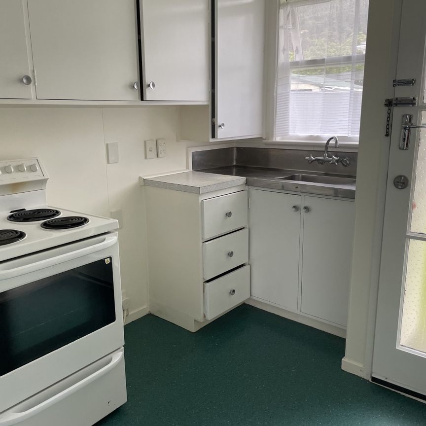 End Neat and Tidy bedsit - Photo 1