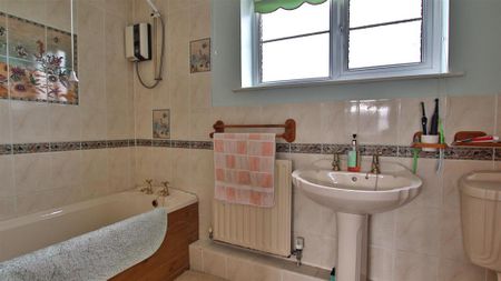 4 bedroom detached house to rent - Photo 4